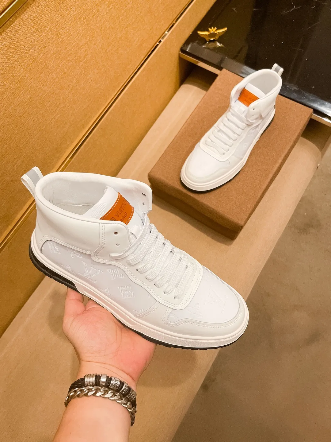 Men's shoes 💰 440💰【 LV 】🔥 Louis Vuitton, high-end men's shoes brand, official website 1:1 latest masterpiece: the upper is made of first-layer cowhide imported from Italy with a comfortable and breathable lining➕original non-slip and wear-resistant outsole🔥, making walking more convenient and comfortable! An exclusive new model, a stunning work, a beautiful 1:1 replica [color] compared to the official quality! Create a fashionable personality to set off your uniqueness! A must-have for trendy men! Classic🔥Size: 38-44 Color: 🔥Multiple colors available🔥